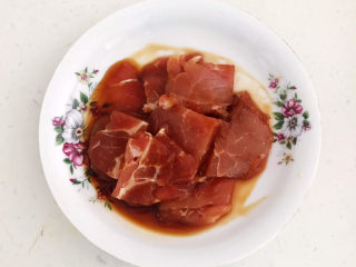 6、山药炒肉片,调匀后腌制5分钟，处理过的肉片炒出来比较嫩滑