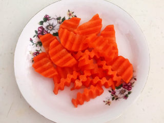 8、山药炒肉片,把胡萝卜切成小片