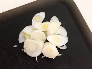 9、山药炒肉片,圆葱切成小片