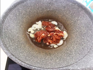 11、山药炒肉片,加入肉片