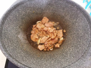 12、山药炒肉片,煸炒2分钟