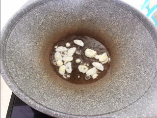 10、山药炒肉片,炒锅烧热后加入花生油，油烧热后加入葱片，炒出香味