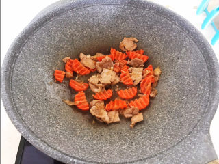 13、山药炒肉片,加入胡萝卜，翻炒均匀