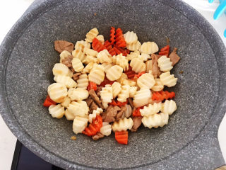 14、山药炒肉片,加入山药，翻炒3分钟