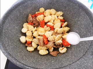 15、山药炒肉片,加入精盐调味