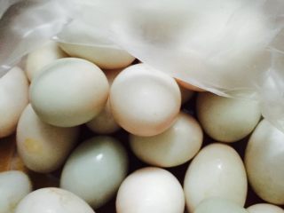 1、蛋黄莲蓉月饼,生鸭蛋洗干净