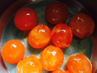 2、蛋黄莲蓉月饼,记得把蛋黄膜也剥掉，那个有点腥