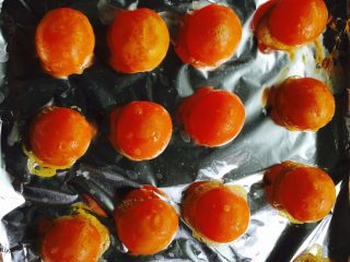 3、蛋黄莲蓉月饼,表面喷少量白酒，170度烤箱8分钟，烤到鸭蛋出油即可。根据自家烤箱调节