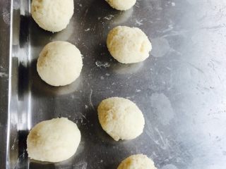 4、蛋黄莲蓉月饼,莲蓉馅分成30克大小的团子，莲蓉馅是之前我自己炒制的，之前有写过菜谱，大家有兴趣可以看一下，图方便可以直接买现成的。