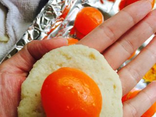 5、蛋黄莲蓉月饼,蛋黄放在莲蓉馅上，向上挤压，依次包好所有的蛋黄莲蓉馅