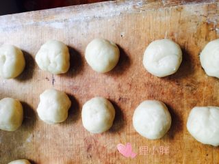 6、蛋黄莲蓉月饼,水油皮所有材料混合，揉至光滑出膜状态，静置十五分钟，分成十个大小相等的团子