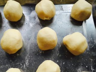 7、蛋黄莲蓉月饼,油酥材料混合，也分成十个大小的团子