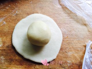 8、蛋黄莲蓉月饼,拿一个油酥搓圆，放在擀开的水油皮上面