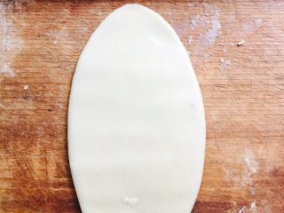 11、蛋黄莲蓉月饼,拿一个包好的团子，擀成牛舌状