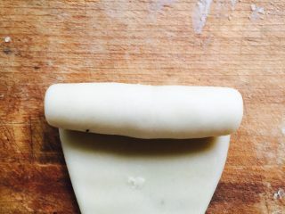 12、蛋黄莲蓉月饼,从上至下卷起，松弛十五分钟，手速慢的全部擀完可以不用等了