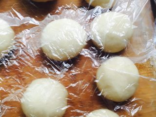 10、蛋黄莲蓉月饼,依次包好所有的