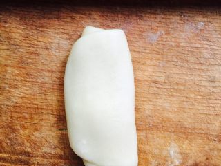 13、蛋黄莲蓉月饼,松弛好的面卷压扁