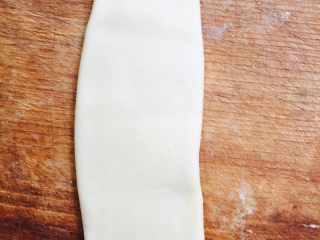 14、蛋黄莲蓉月饼,继续擀成牛舌状