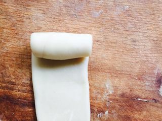 15、蛋黄莲蓉月饼,还是从上到下卷起，松弛十五分钟
