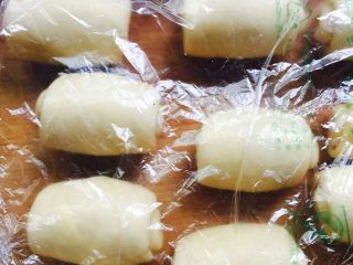 16、蛋黄莲蓉月饼,记得盖保鲜膜，以免表皮开裂