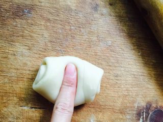 17、蛋黄莲蓉月饼,取一个松弛好的面卷，食指按压中间
