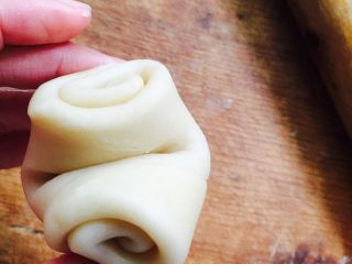 18、蛋黄莲蓉月饼,两边翘起朝上