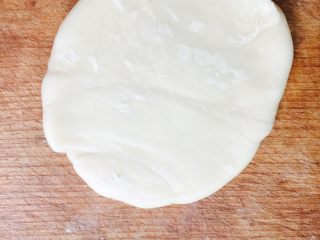 19、蛋黄莲蓉月饼,压平擀开