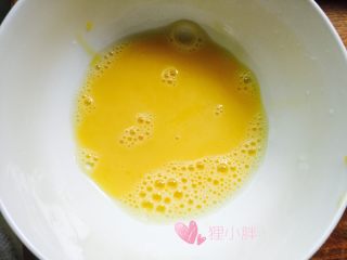 23、蛋黄莲蓉月饼,鸡蛋黄打散