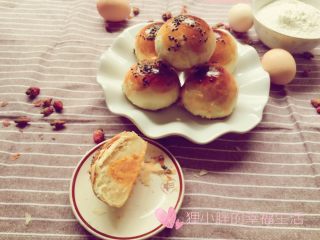 25、蛋黄莲蓉月饼,可以看到分明的层次，这次蛋黄莲蓉月饼，用的猪油和莲蓉都是自己熬的，之前也有发过菜谱，莲蓉直接买现成的，过于甜腻，我不太喜欢，这个是十个的方子，做的多的可以按倍数增加材料。