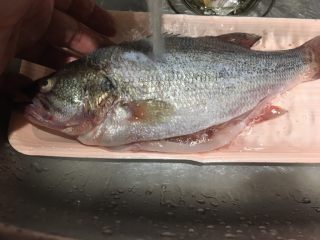 2、泰式香茅鱼,鲈鱼去鳞掏肚洗干净