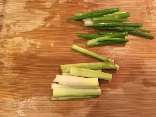 3、泰式香茅鱼,香茅、葱，切段