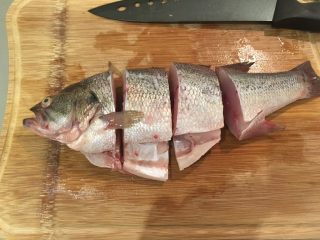 4、泰式香茅鱼,礙于锅太小，我们将鲈鱼切段处理