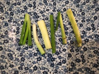 5、泰式香茅鱼,在蒸碗里交替的铺上香茅段、葱段