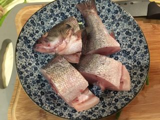 6、泰式香茅鱼,鲈鱼放上去