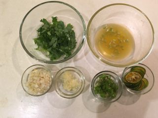 8、泰式香茅鱼,香菜切末，小青柠留两颗切片、其余的挤出汁备用，姜蒜辣椒切末