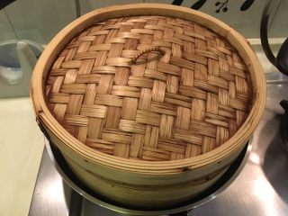 11、泰式香茅鱼,准备蒸笼，水烧开，鲈鱼放进去大火蒸10分钟