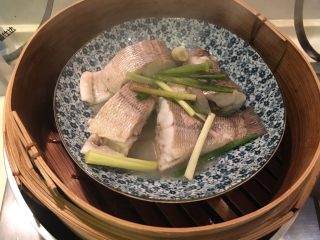 12、泰式香茅鱼,接着把蒸出的水倒掉
