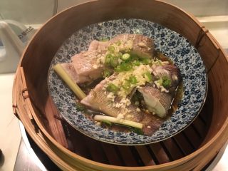 14、泰式香茅鱼,撒上姜蒜辣椒末，再回锅蒸5分钟