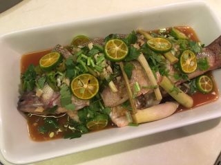 17、泰式香茅鱼,撒上香菜末、放上小青柠片