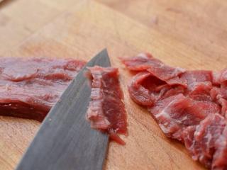 1、牛肉鸡蛋盖饭,在牛肉还稍微冻着的时候，把它切成薄片 。将牛肉与1勺油、酱油、玉米淀粉和小苏打混合搅拌，放一边腌15分钟。 