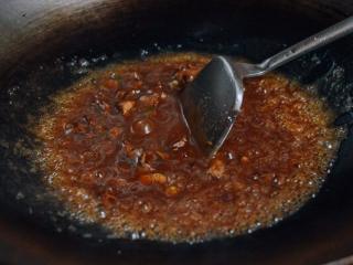 4、牛肉鸡蛋盖饭,玉米淀粉兑水加到锅里。 让酱汁慢慢煨 。