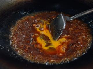 5、牛肉鸡蛋盖饭,鸡蛋敲开搅匀，把蛋汁倒锅里，用你的锅铲把它轻轻折叠到酱汁中，这样鸡蛋就会成丝而不是一大块的。