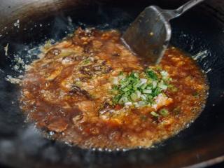 6、牛肉鸡蛋盖饭,大约10秒后，加入剩下的葱，