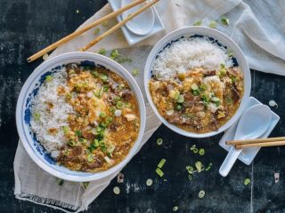 7、牛肉鸡蛋盖饭,稍稍煮开就可以盛到米饭上啦。