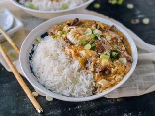 8、牛肉鸡蛋盖饭,有点像日式的吃法。