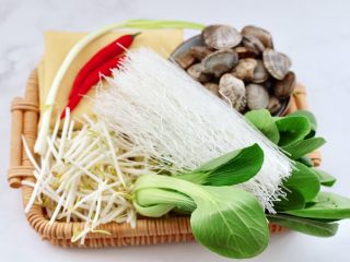 1、酸汤花甲粉,首先备齐所有的食材。