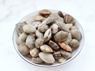 2、酸汤花甲粉,花蛤提前用淡盐水浸泡吐净泥沙后洗净。
