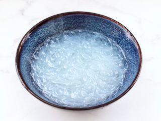 3、酸汤花甲粉,粉丝提前用开水浸泡好。