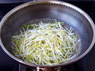 4、酸汤花甲粉,锅中倒入适量清水煮沸，加入适量的盐和几滴食用油，放入绿豆芽进行焯水，变软即可捞出沥干。