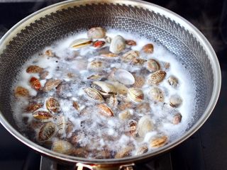 8、酸汤花甲粉,大火烧开看见花蛤微微张口，即可捞出关火捞出，这一步是为了进一步清除花蛤的泥沙。